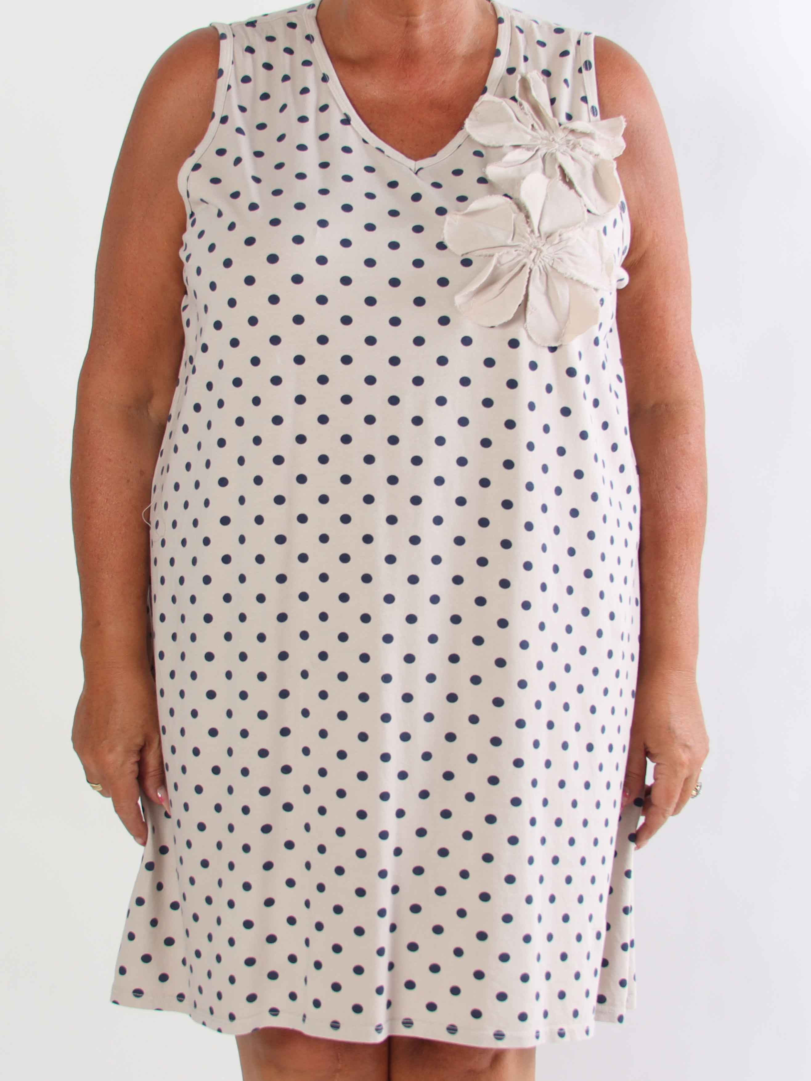 Maida - Plus size kjole i bomuld med prikker og fine blomster ved brystet